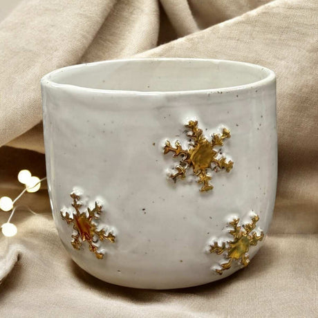 Cappuccinobecher Snowflake – handgefertigter Steinzeugbecher mit Echtgold Weiß