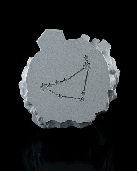 Capricorn-Figur (Steinbock) aus 3D-Druck, stilvoll und minimalistisch, mit Sternbild auf der Unterseite. Nachhaltig aus PLA (Maisstärke), in zwei Größen und Farbvarianten. Perfekt für Steinbock-Geborene (22. Dezember – 19. Januar).