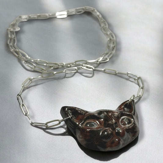 Handgeformte Keramikkette mit Sphinxkatzen-Anhänger von GMCB, 3-fach gebrannt, erhältlich mit Perlmutt-Effekt oder 18k Titanglasur, Unikatschmuck mit ca. 50 cm Kettenlänge.