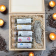 Räucherbox von Romana's Kräuterei mit 5 Räuchermischungen (z. B. Reinigung, Licht, Winterzauber), Bündel Räucherwerk und wiederverwendbarer Holzbox mit Gravur.