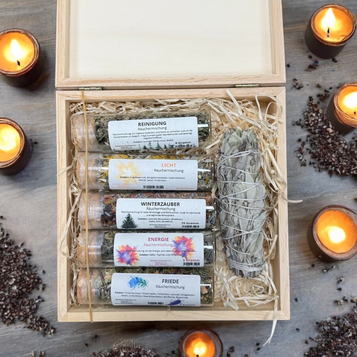 Räucherbox von Romana's Kräuterei mit 5 Räuchermischungen (z. B. Reinigung, Licht, Winterzauber), Bündel Räucherwerk und wiederverwendbarer Holzbox mit Gravur.
