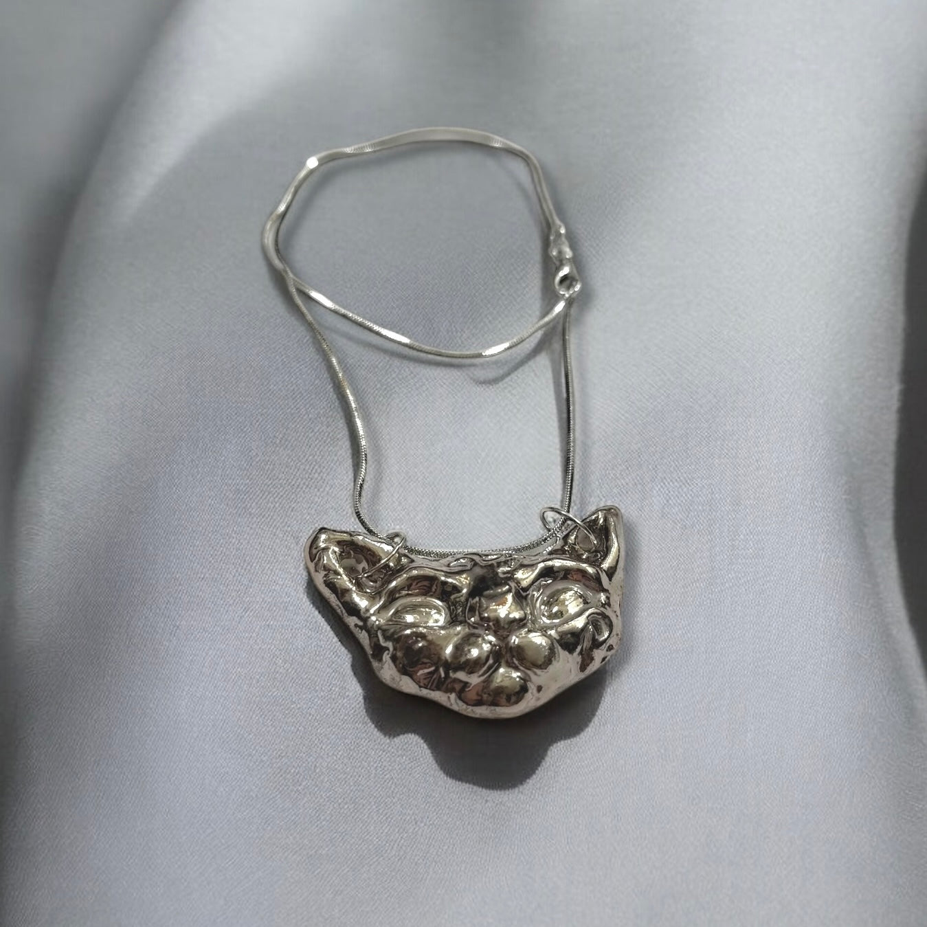 Handgeformte Keramikkette mit Sphinxkatzen-Anhänger von GMCB, 3-fach gebrannt, erhältlich mit Perlmutt-Effekt oder 18k Titanglasur, Unikatschmuck mit ca. 50 cm Kettenlänge.