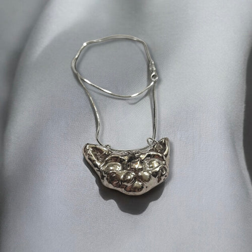 Handgeformte Keramikkette mit Sphinxkatzen-Anhänger von GMCB, 3-fach gebrannt, erhältlich mit Perlmutt-Effekt oder 18k Titanglasur, Unikatschmuck mit ca. 50 cm Kettenlänge.