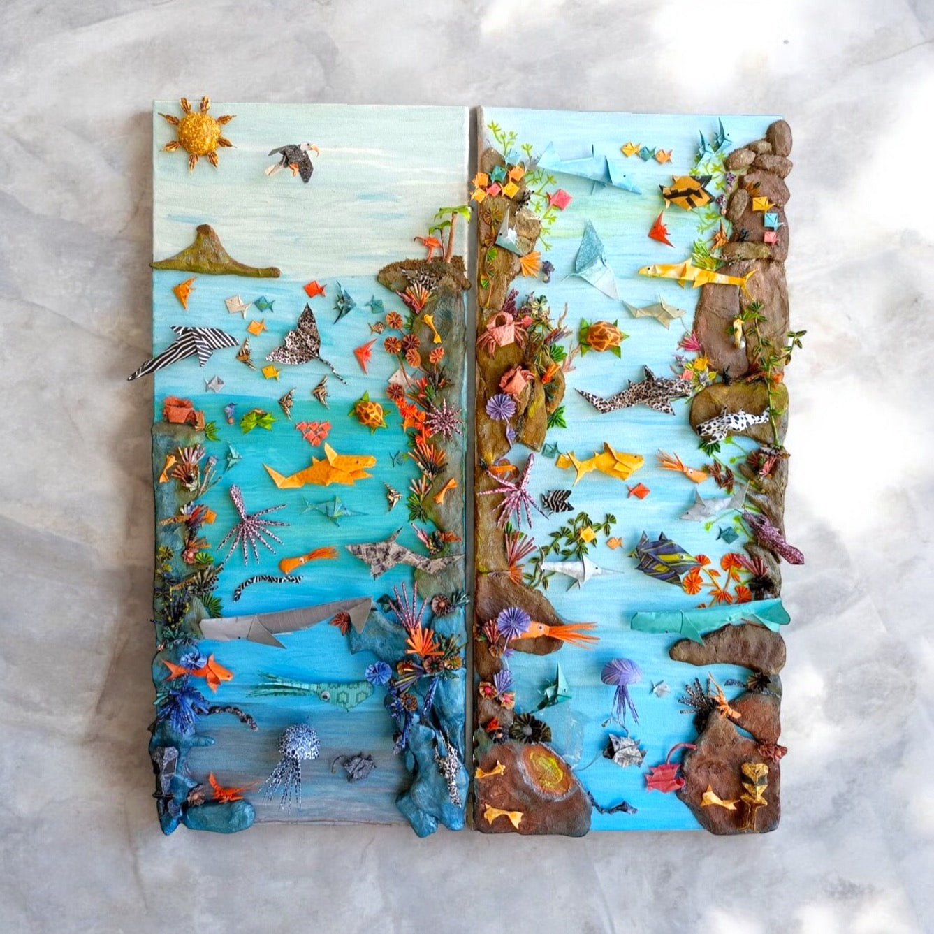Individuelle Origami-Miniaturwelt von Künstlerhände – Handgefertigte, frei platzierbare Origami-Elemente auf Leinwand oder in einer Holzbox. Einzigartige, personalisierte Kunstwerke für Zuhause oder als Geschenk.