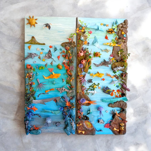 Individuelle Origami-Miniaturwelt von Künstlerhände – Handgefertigte, frei platzierbare Origami-Elemente auf Leinwand oder in einer Holzbox. Einzigartige, personalisierte Kunstwerke für Zuhause oder als Geschenk.