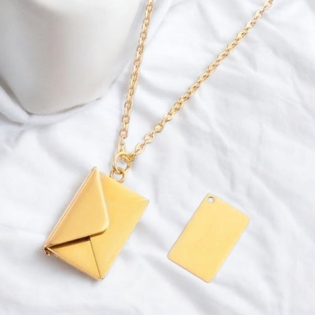 Personalisierte Brief-Halskette mit Gravur, handgefertigt in Wien, 18K vergoldet oder in Silber erhältlich, romantisches Geschenk für sie & ihn, versteckte Nachricht, einzigartiger Schmuck.