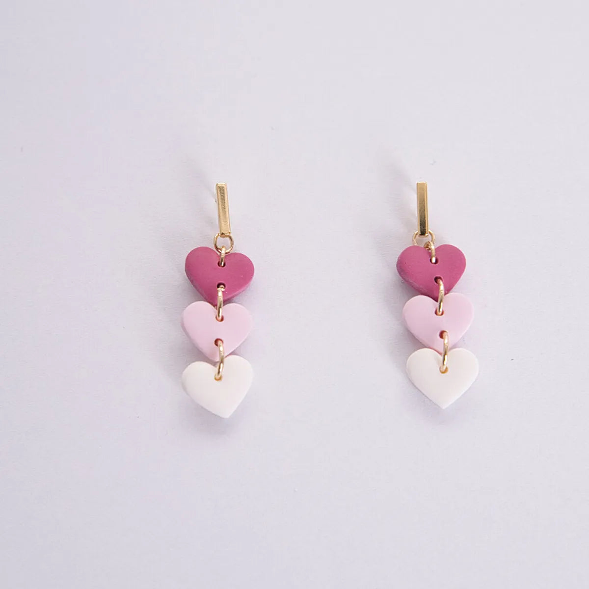 Handgemachte Ohrringe "Herzi" aus Polymer Clay in Rot weis pink– einzigartig und nachhaltig von Cloverlily.Clay