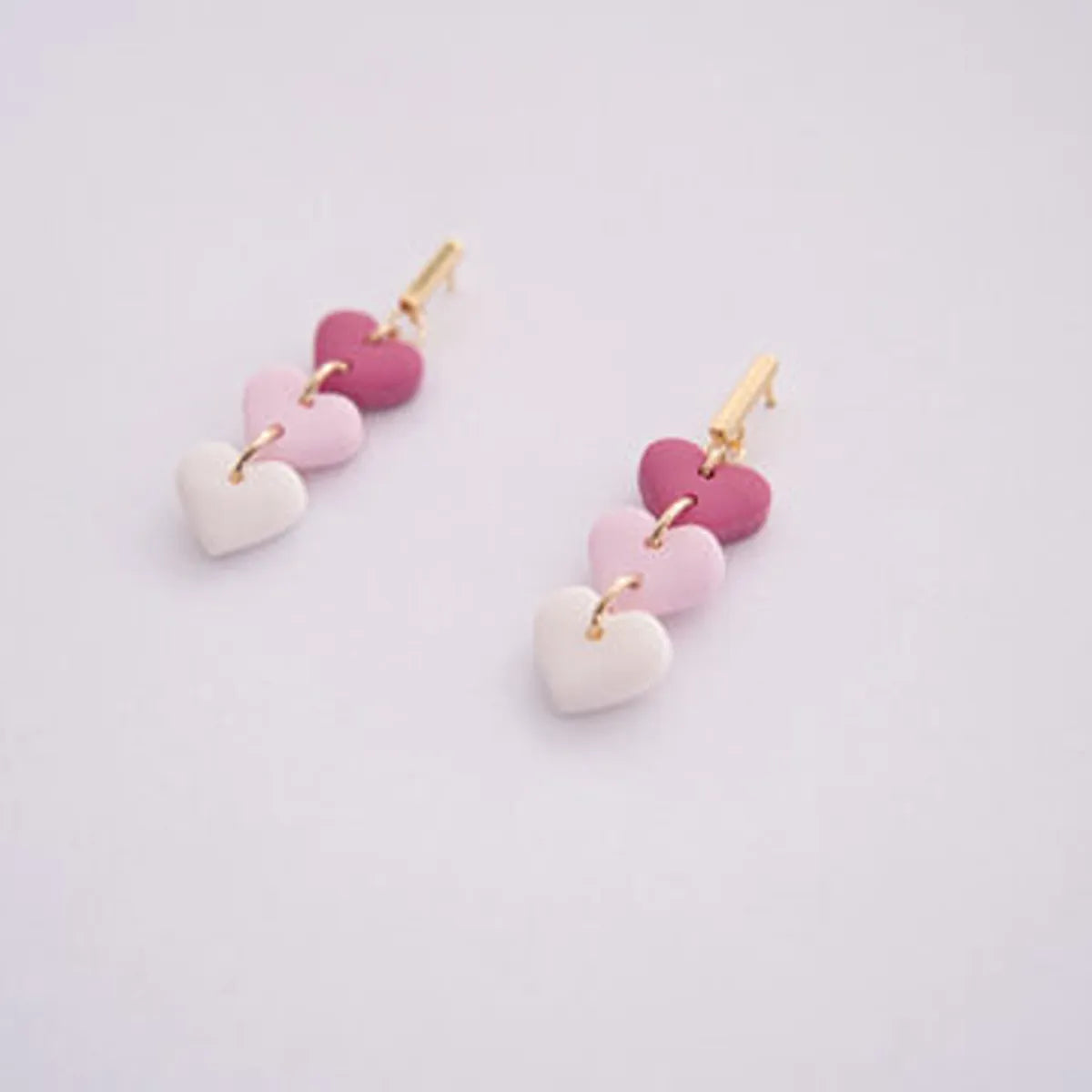 Handgemachte Ohrringe "Herzi" aus Polymer Clay in Rot weis pink– einzigartig und nachhaltig von Cloverlily.Clay