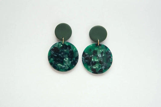 Handgemachte Ohrringe "Cinthia" aus Polymer Clay in Grün – einzigartig und nachhaltig von Cloverlily.Clay