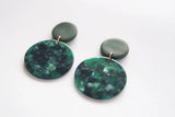Handgemachte Ohrringe "Cinthia" aus Polymer Clay in Grün – einzigartig und nachhaltig von Cloverlily.Clay