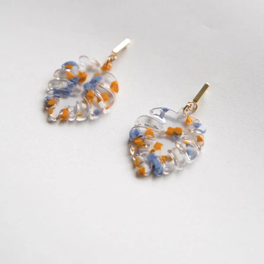 Handgemachte Ohrringe "Monstera Spring" aus Polymer Clay in Bunt– einzigartig und nachhaltig von Cloverlily.Clay