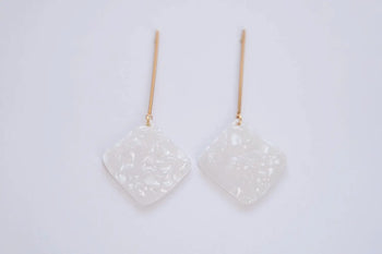 Handgemachte Ohrringe "Isa" aus Polymer Clay in Weiß – einzigartig und nachhaltig von Cloverlily.Clay