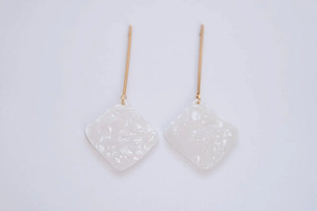 Handgemachte Ohrringe "Isa" aus Polymer Clay in Weiß – einzigartig und nachhaltig von Cloverlily.Clay