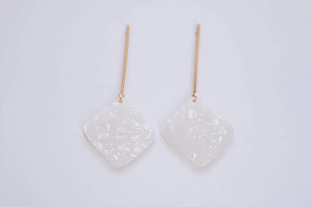 Handgemachte Ohrringe "Isa" aus Polymer Clay in Weiß – einzigartig und nachhaltig von Cloverlily.Clay