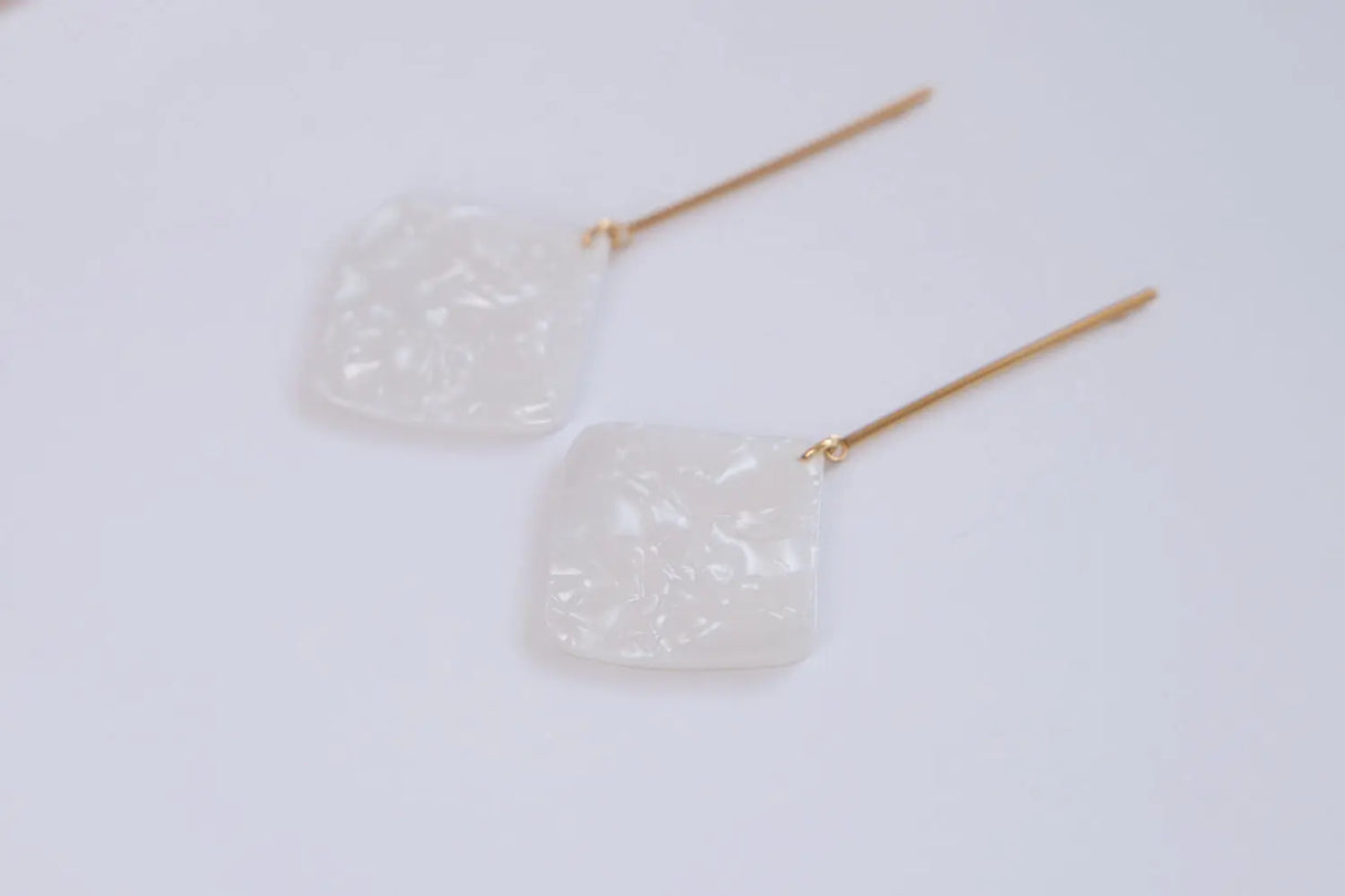 Handgemachte Ohrringe "Isa" aus Polymer Clay in Weiß – einzigartig und nachhaltig von Cloverlily.Clay