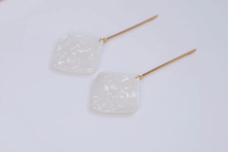 Handgemachte Ohrringe "Isa" aus Polymer Clay in Weiß – einzigartig und nachhaltig von Cloverlily.Clay