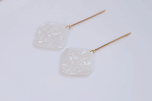 Handgemachte Ohrringe "Isa" aus Polymer Clay in Weiß – einzigartig und nachhaltig von Cloverlily.Clay