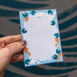 Koi Pond A6 Notizblock – Eleganter Notizblock mit Koi-Fisch- und Wasserlilien-Motiven, A6-Format, 50 gepunktete Seiten, 80gsm Papier. Dreizack Wien.