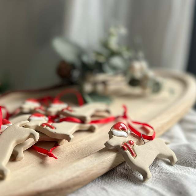 Dackel Keramik Ornament – rotes Band, handgemacht in Wien