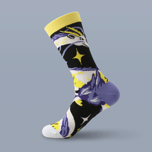 Purple Dragon Baumwollsocken – Komfortable und stilvolle Socken mit einem majestätischen lila Drachen. Größen EU 37–43 und EU 45–48 (Slim Fit) von Kabujiro. Dreizack Wien.