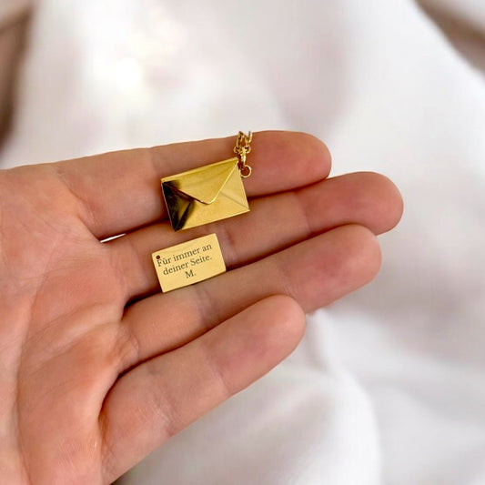 Personalisierte Brief-Halskette mit Gravur, handgefertigt in Wien, 18K vergoldet oder in Silber erhältlich, romantisches Geschenk für sie & ihn, versteckte Nachricht, einzigartiger Schmuck.