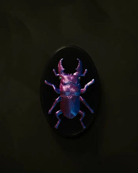 3D-gedruckter Wandkäfer mit schwarzer ovaler Basis, Wahl aus Hirschkäfer, Rhinozeroskäfer & Skarabäus, in Wunschfarbe, nachhaltiges PLA, 15 cm oder 25 cm, made in Vienna.