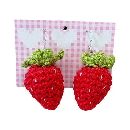 Gehäkelte Ohrringe von Nette Dinge in Motiven Erdbeeren Motiv, aus allergikerfreundlichem Silber und Baumwollgarn, handgemacht in Österreich, ca. 2–5 cm groß