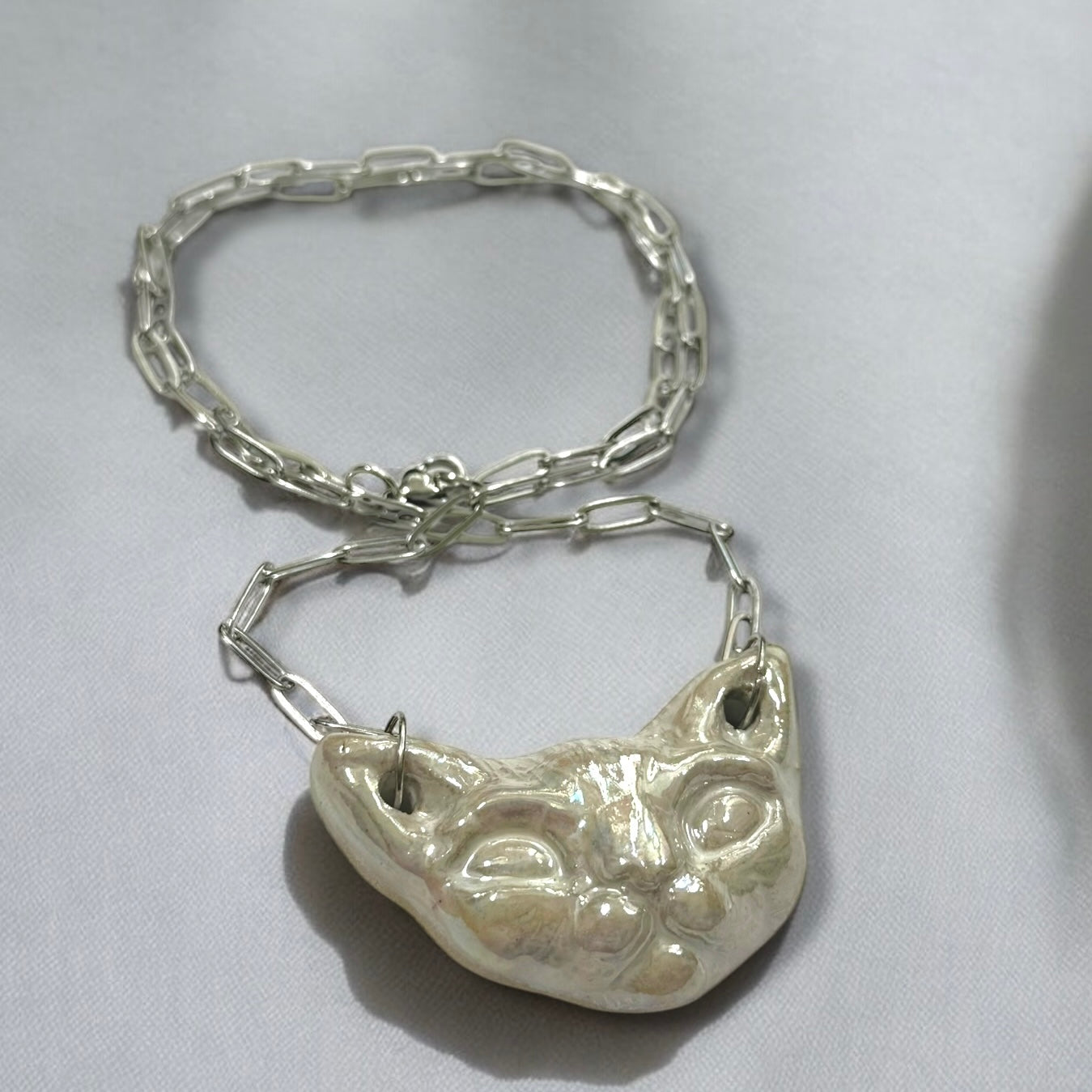 Handgeformte Keramikkette mit Sphinxkatzen-Anhänger von GMCB, 3-fach gebrannt, erhältlich mit Perlmutt-Effekt oder 18k Titanglasur, Unikatschmuck mit ca. 50 cm Kettenlänge.