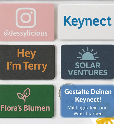 Verschiedene Keynect NFC-Schlüsselanhänger mit individuellen Logos und Farben nebeneinander auf Holzfläche angeordnet.