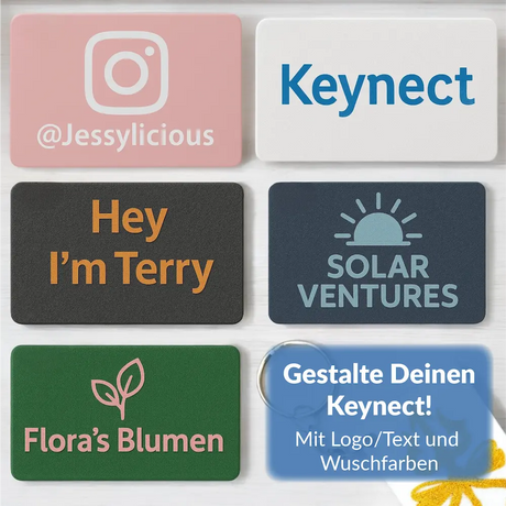 Verschiedene Keynect NFC-Schlüsselanhänger mit individuellen Logos und Farben nebeneinander auf Holzfläche angeordnet.