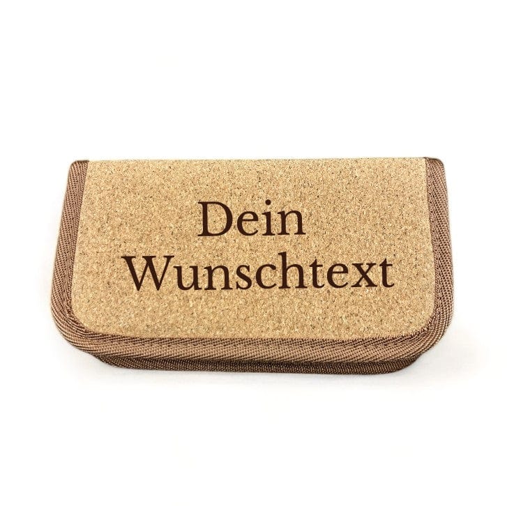 Personalisiertes Werkzeugset in gravierter Korkbox mit 24-teiligem Inhalt, perfektes Geschenk für Heimwerker, DIY-Fans und Wohnungseinzug, nachhaltig und lokal graviert in Wien.
