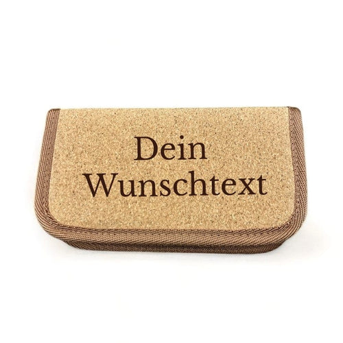 Personalisiertes Werkzeugset in gravierter Korkbox mit 24-teiligem Inhalt, perfektes Geschenk für Heimwerker, DIY-Fans und Wohnungseinzug, nachhaltig und lokal graviert in Wien.