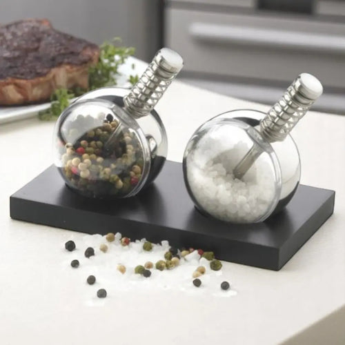 Salz- & Pfeffermühlen-Set im Planet-Design mit Holzbasis – Glas & Edelstahl, einhändig bedienbar, personalisierbar bei Dreizack Wien