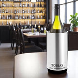 Doppelwandiger Edelstahl-Flaschenkühler mit Gravur – Ø11,5 × 18,5 cm, rostfrei & personalisiert, graviert in Wien bei Dreizack

