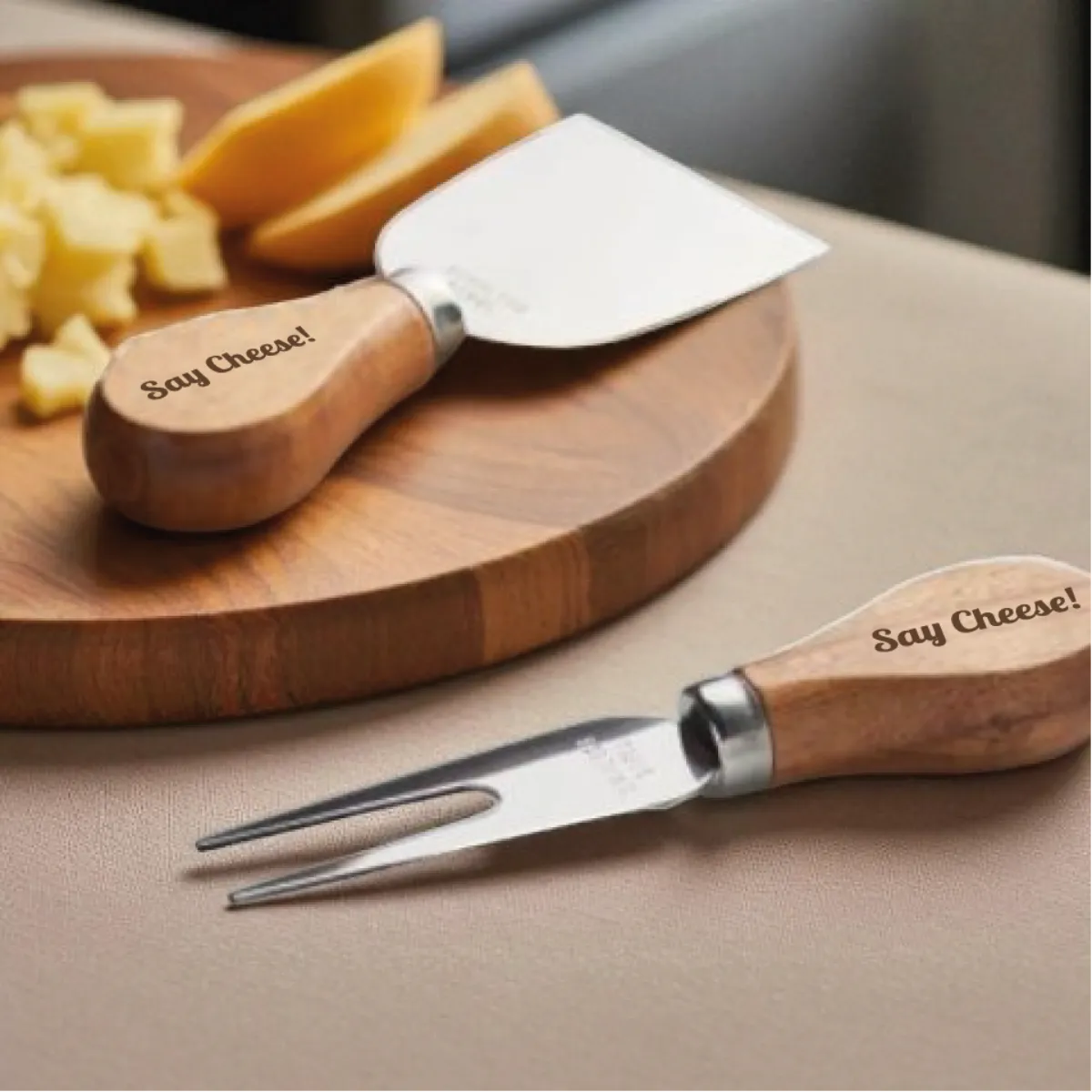 4-teiliges Käsewerkzeug-Set aus Edelstahl & Holzgriffen – personalisierbar mit Gravur, im Geschenkkarton