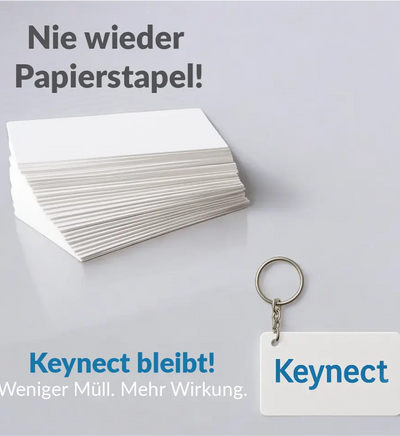 Papierstapel mit herkömmlichen Visitenkarten neben einem einzelnen Keynect NFC-Tag als nachhaltige Alternative.