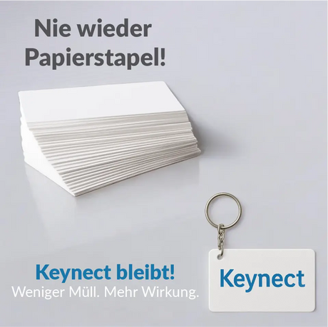 Papierstapel mit herkömmlichen Visitenkarten neben einem einzelnen Keynect NFC-Tag als nachhaltige Alternative.