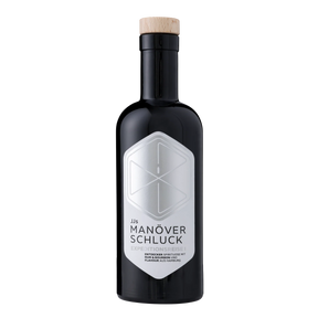 JJs Manöverschluck Expeditionsreise I – Limited Edition Rum-Bourbon-Mix, rote Flasche mit maritimem Design, 500 ml bei Dreizack Wien
