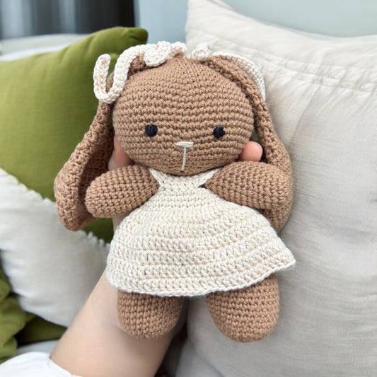 Handgehäkelte Hasenpuppe „Hoppelchen“ von LändleHäkel, ca. 22 cm groß, mit langen Schlappohren und einem weißen Kleidchen. Liebevoll handgemacht, ideal als Kuscheltier oder Geschenk.