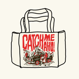 „Catch me Aho“ Tote Bag von Heldbergs Games, inspiriert von Sukeban-Kultur. Hergestellt aus 16-Unzen-Baumwolle, Maße 32 x 33 x 16 cm, mit Magnetverschluss und Innentasche. Frecher Style für Abenteuer.