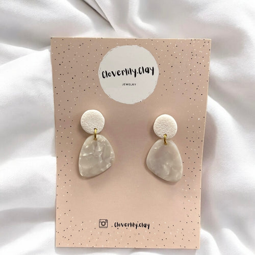 Cloverlily.Clay handgefertigte Polymer Clay Ohrringe – Einzigartige, individuelle Designs, sorgfältig hergestellt für Langlebigkeit und Komfort. Perfekt für jeden Anlass und jede Jahreszeit. Dreizack Wien.