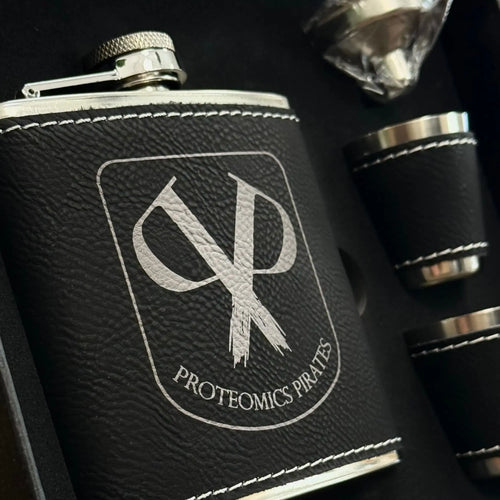Elegantes Flachmannset mit Wunschgravur | Schwarz / Silber Flachmann-Sets Dreizack Gravuren oesterreich handgemachte geschenke in wien
