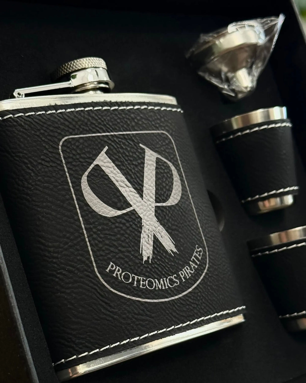 Elegantes Flachmannset mit Wunschgravur | Schwarz / Silber Flachmann-Sets Dreizack Gravuren oesterreich handgemachte geschenke in wien