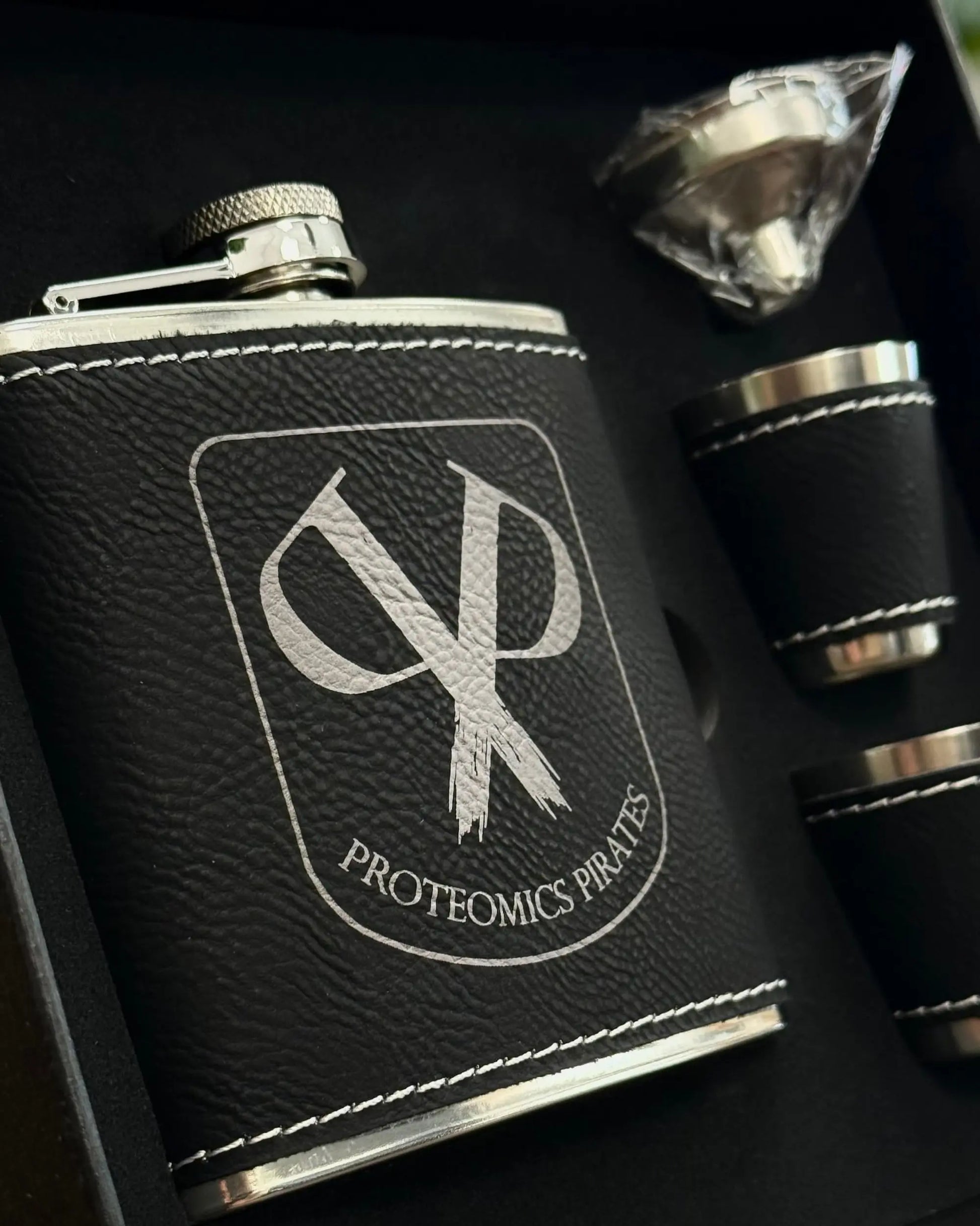 Elegantes Flachmannset mit Wunschgravur | Schwarz / Silber Flachmann-Sets Dreizack Gravuren oesterreich handgemachte geschenke in wien