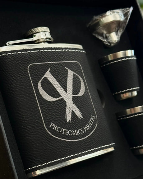 Elegantes Flachmannset mit Wunschgravur | Schwarz / Silber Flachmann-Sets Dreizack Gravuren oesterreich handgemachte geschenke in wien