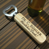 Personalisierter Flaschenöffner aus Edelstahl & Buchenholz mit Gravur, handliches Design (14x3 cm), ideales Geschenk für Hochzeiten, Geburtstage & Feiern, graviert in Wien.