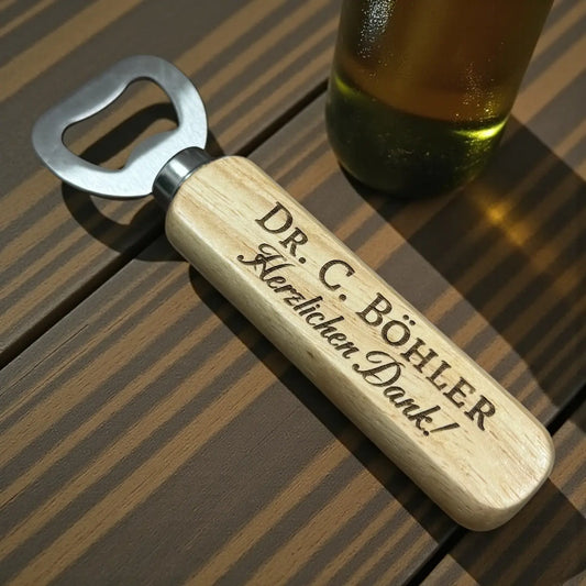 Personalisierter Flaschenöffner aus Edelstahl & Buchenholz mit Gravur, handliches Design (14x3 cm), ideales Geschenk für Hochzeiten, Geburtstage & Feiern, graviert in Wien.