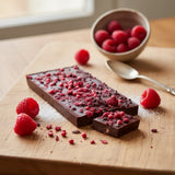 Schokoriegel Kirsche & Himbeere – handgemachte dunkle Schokolade mit gefriergetrockneten Früchten, 100 g, Love In A Box Chocolatier