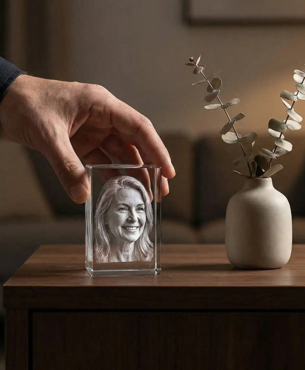 Größenvergleich eines 3D Kristallglas-Quaders in der Hand zur Darstellung der Brillanz und extremen Detailtiefe der Laserinnengravur von Dreizack.