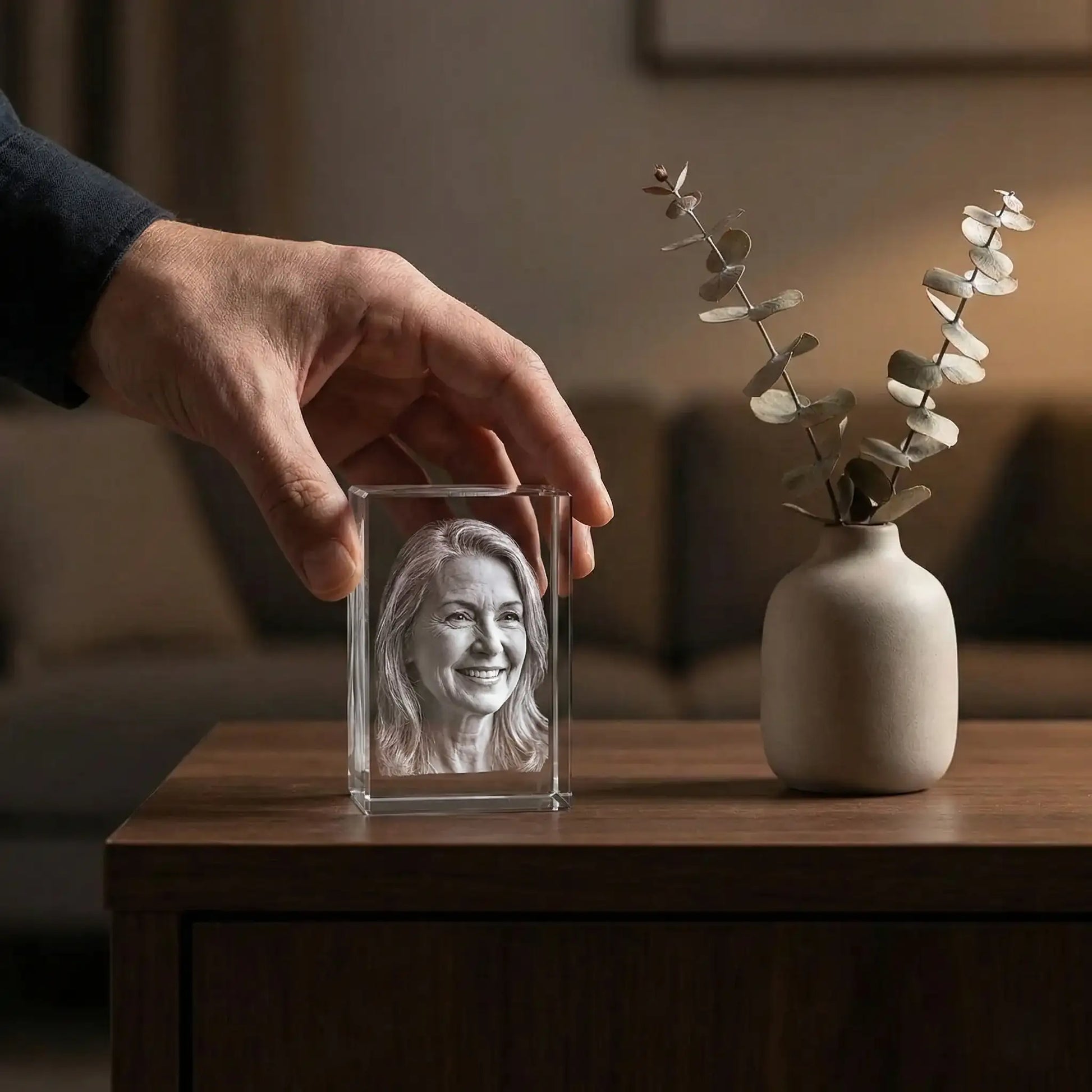 Größenvergleich eines 3D Kristallglas-Quaders in der Hand zur Darstellung der Brillanz und extremen Detailtiefe der Laserinnengravur von Dreizack.